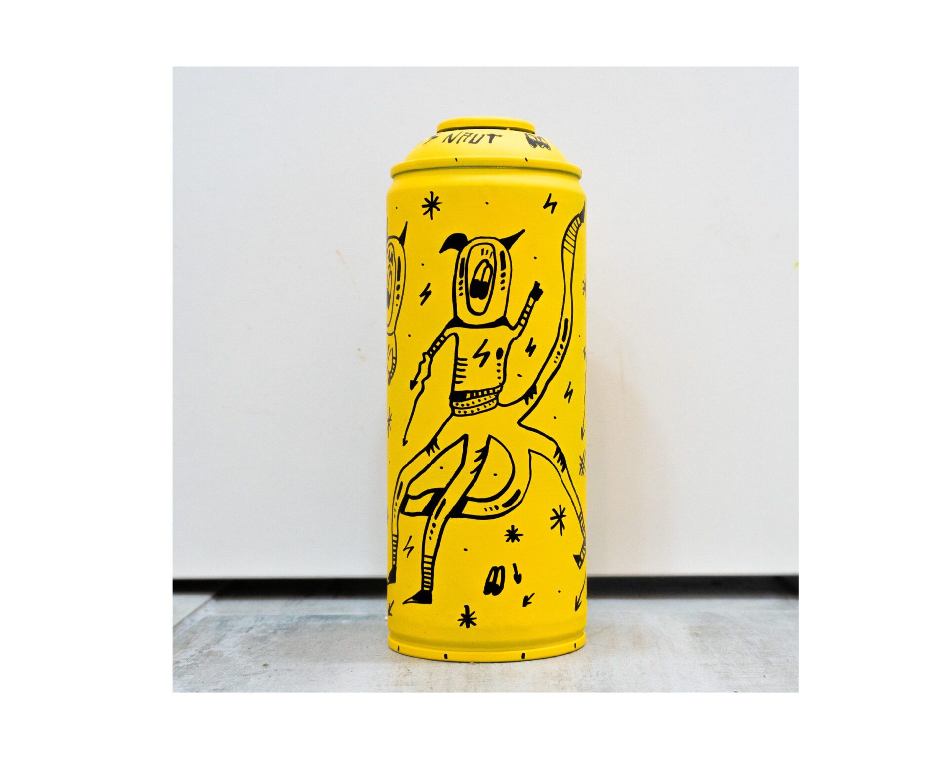 Astronaut custom spray urbano graffiti amarillo