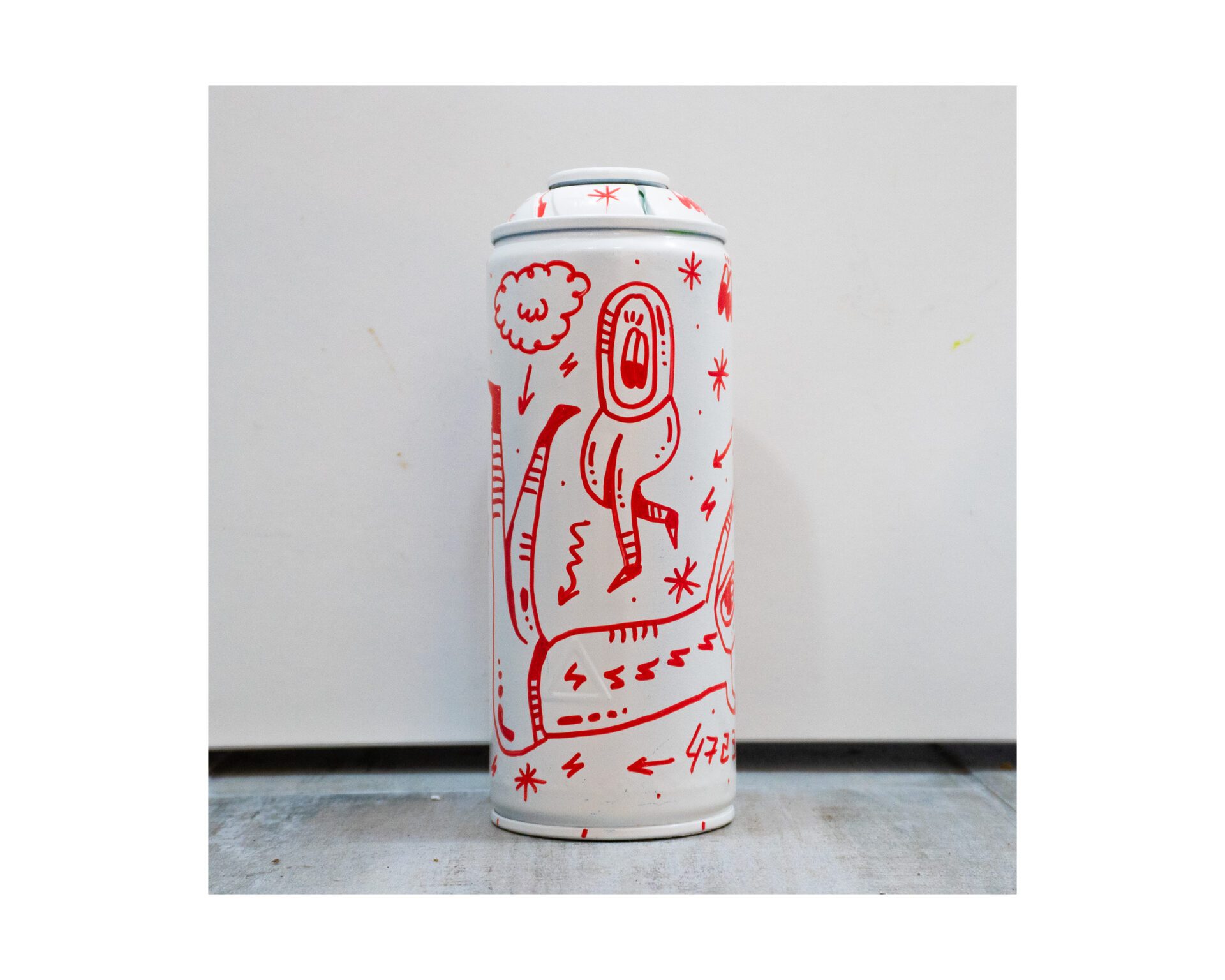 Astronaut custom spray urbano graffiti blanco y rojo 2