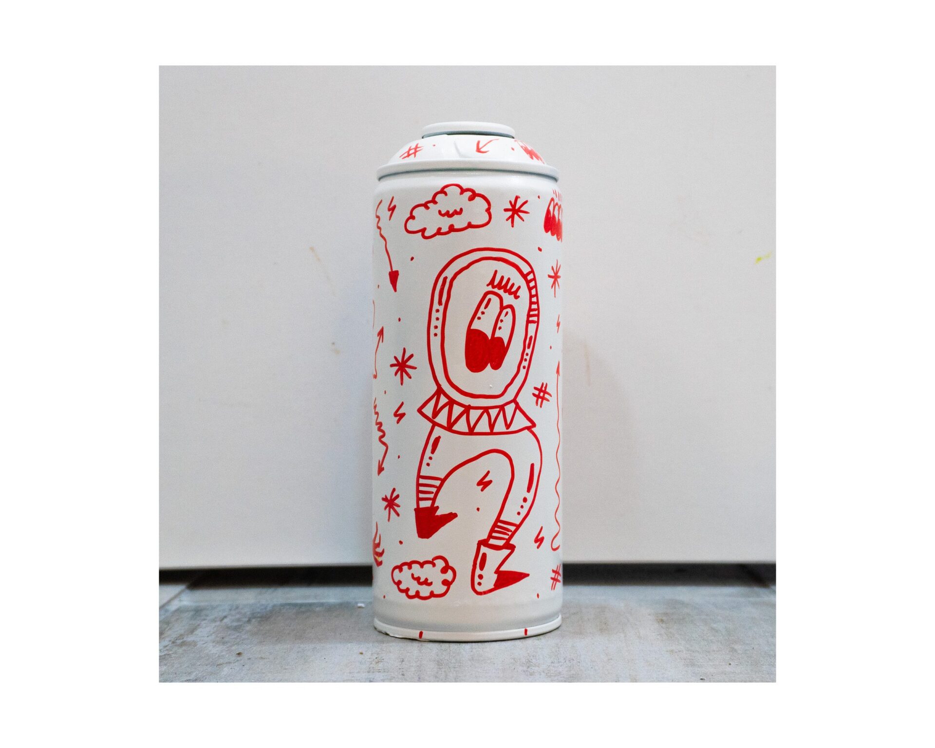 Astronaut custom spray urbano graffiti blanco y rojo