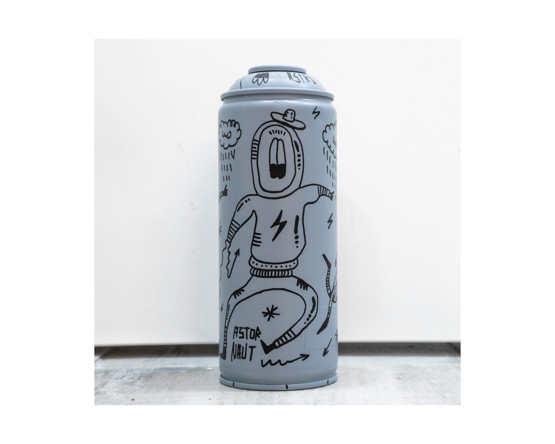 Astronaut custom spray urbano graffiti gris 2