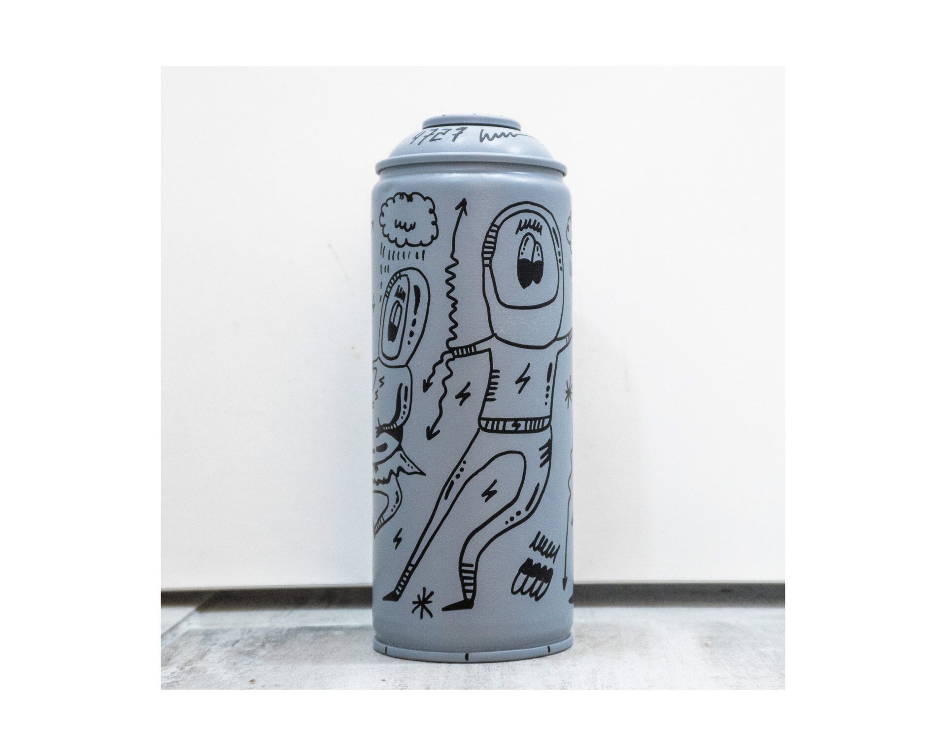 Astronaut custom spray urbano graffiti gris