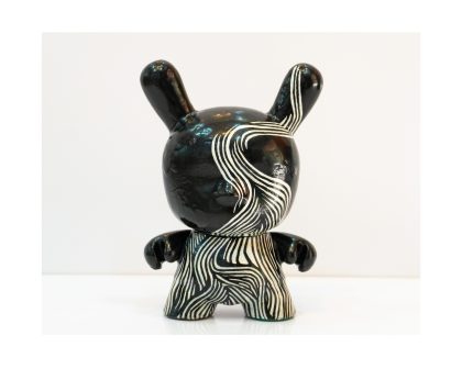 Custom Dunny de KidRobot por Roxy. WHITE VIBES